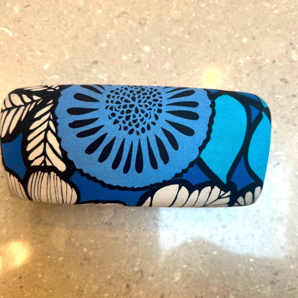 Vera Bradley Glasses Case w secure hinge. Pretty shades of blue floral 🌸